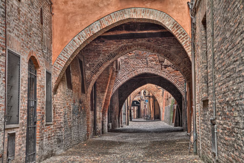 Un bellissimo scorcio di Via delle Volte a Ferrara