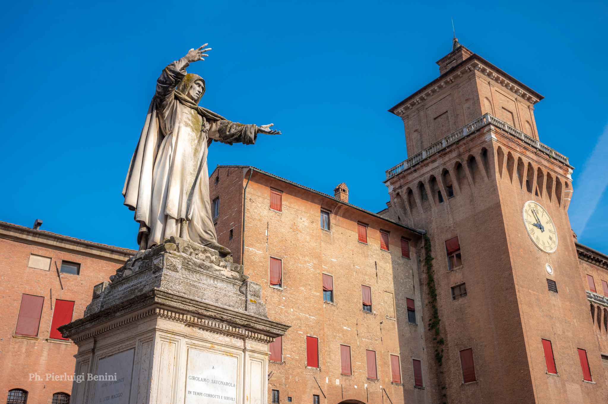 Statua Savonarola Ferrara Piazza