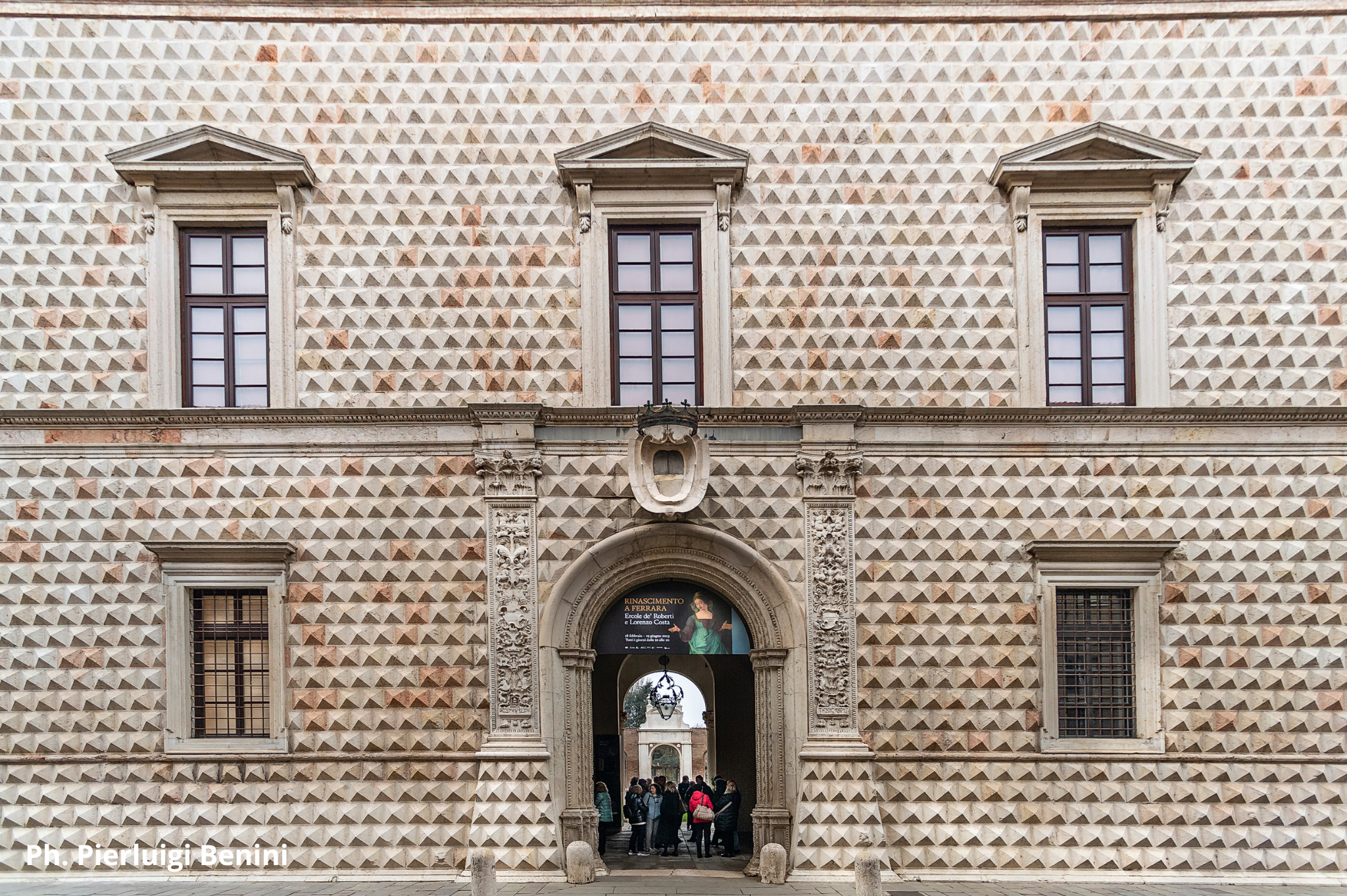 Porta Palazzo Diamanti Con Cartello Mostra Rinascimento