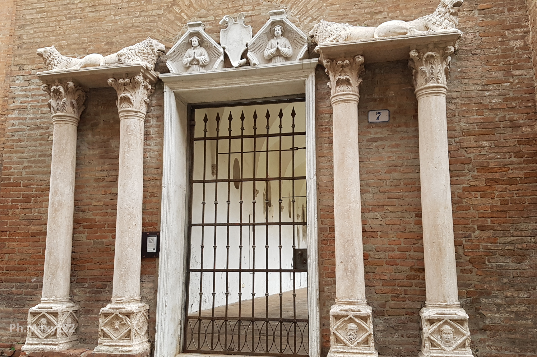 Ferrara Chiesa San Paolo Dettaglio