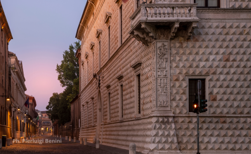 Ferrara Castello Estense e Piazza Savonarola all'Imbrunire