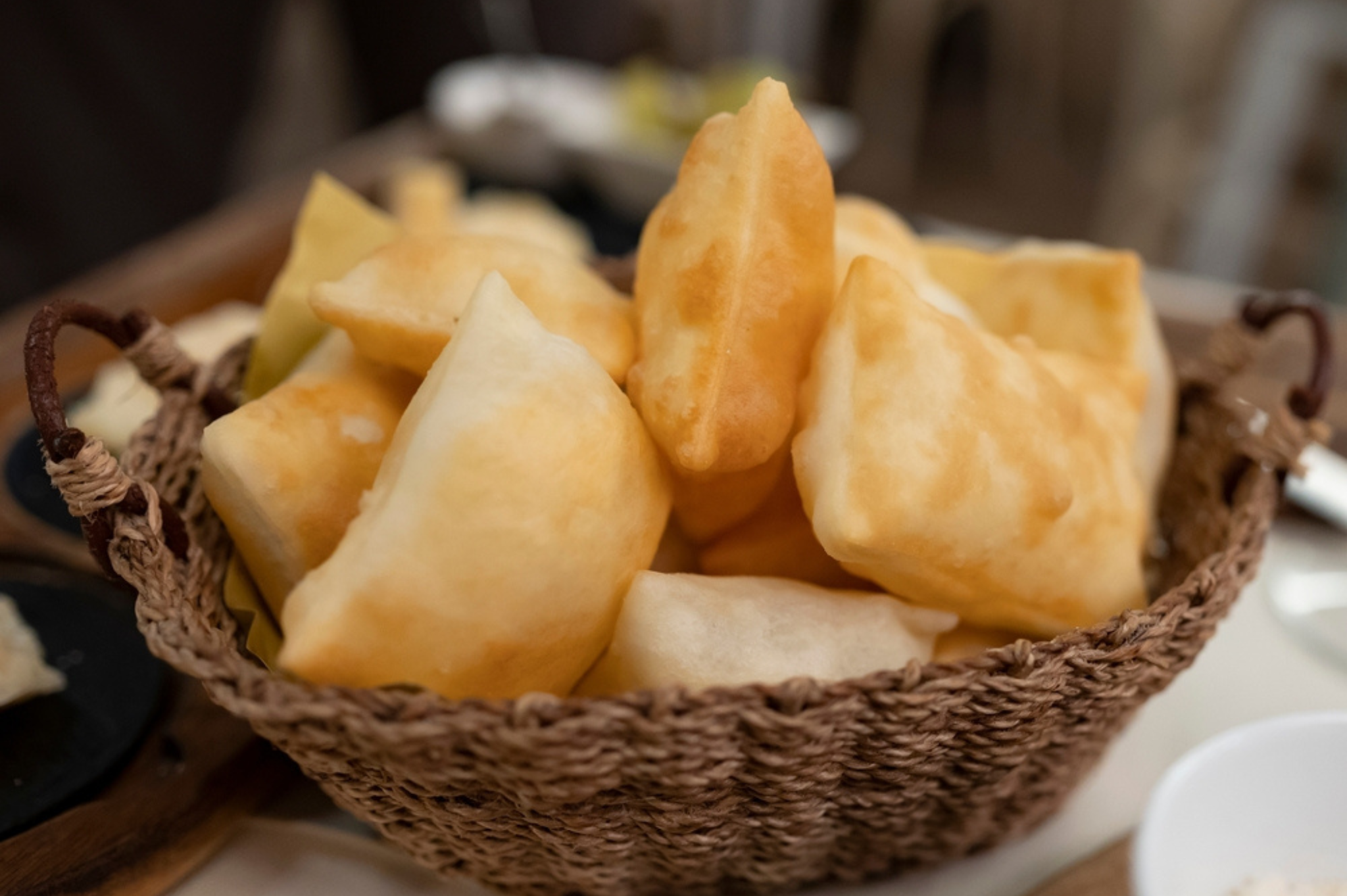 Cesta di Pinzini Fumanti la Versione Ferrarese dello Gnocco Fritto Emiliano