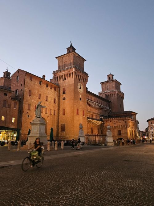 Ferrara Castello Estense e Piazza Savonarola all'Imbrunire