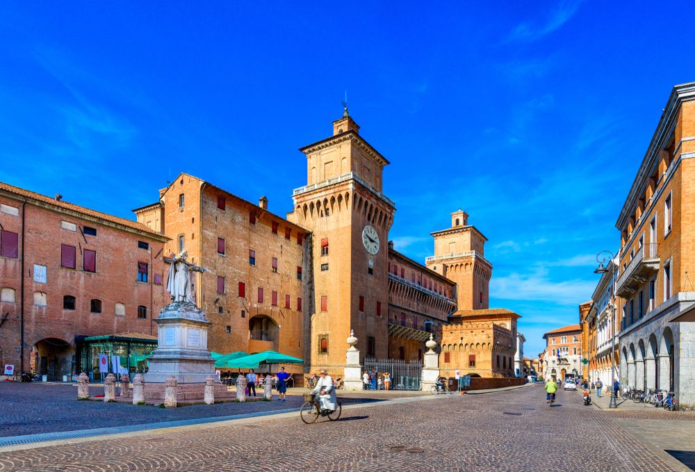 Ferrara Piazza Savonarola Castello