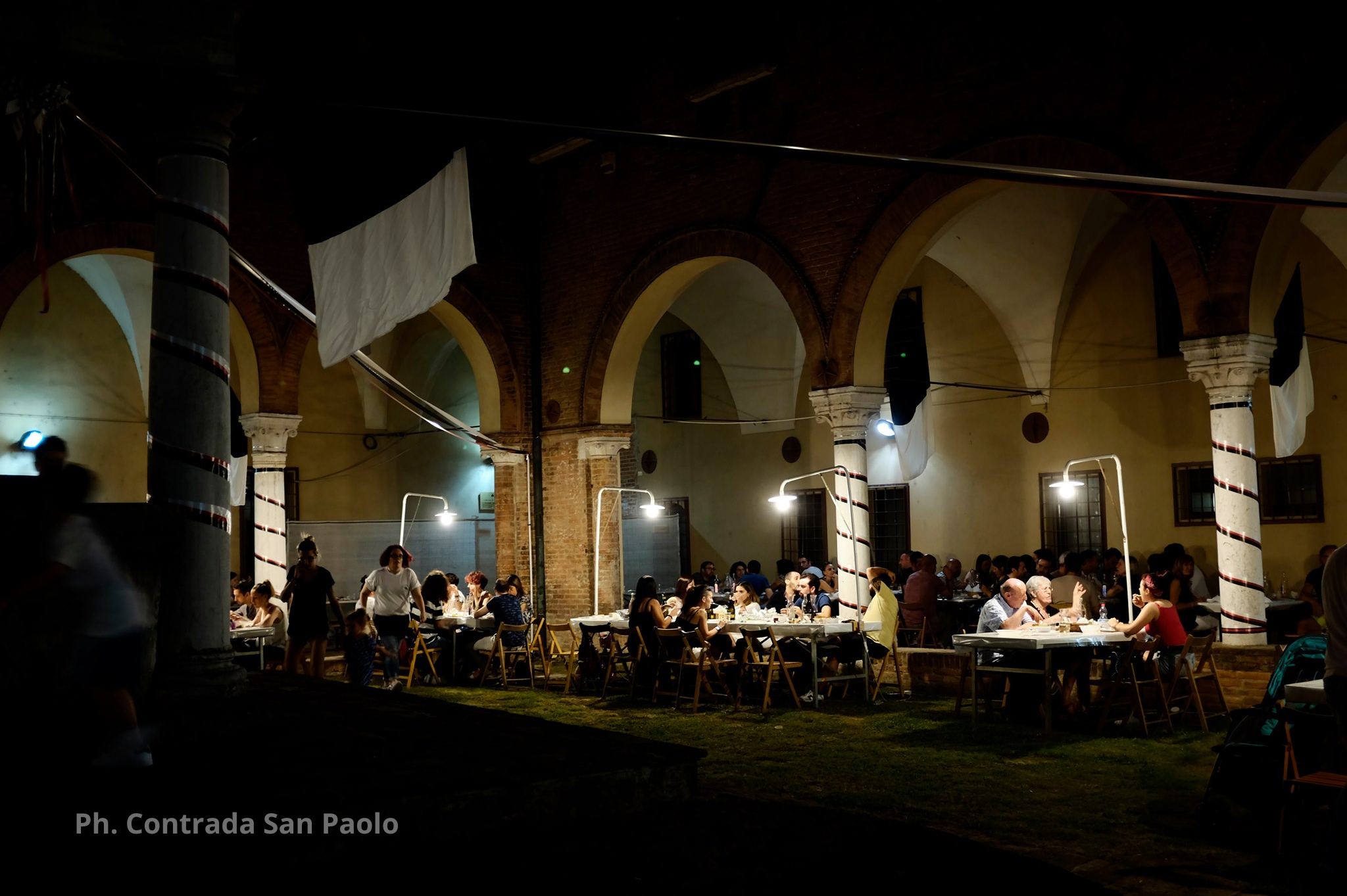 Cena della Contrada di San Paolo a Ferrara nel Chiostro
