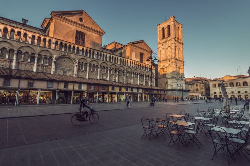 Ferrara Castello Estense e Piazza Savonarola all'Imbrunire